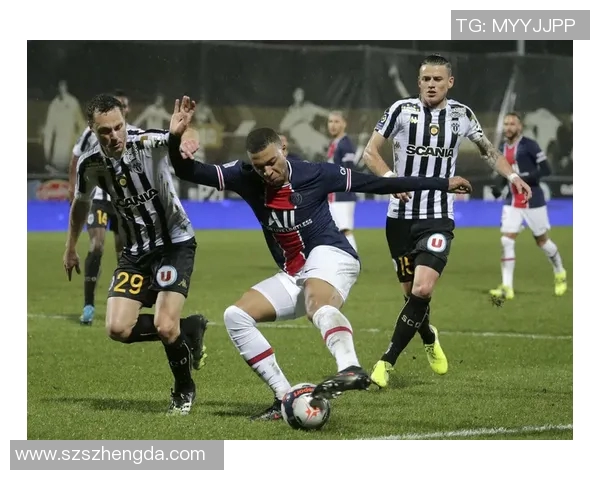 曼联与巴黎激战正酣新比分揭晓引发球迷热议