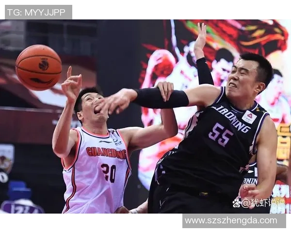 篮球明星因裁判判罚不公当场暴怒引发全场观众热议与媒体关注